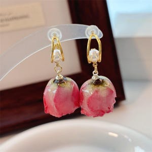 本物のバラの花のイヤリング、樹脂の花のイヤリング、手作りの押し花のバラの花の樹脂のイヤリング、ダイレッドフラワーのイヤリング、結婚式のギフト、彼女へのギフト