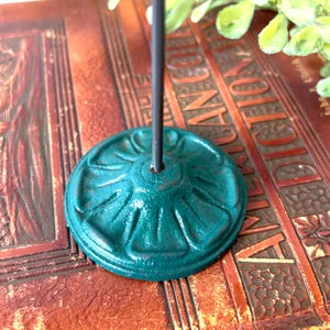 Pincho para recibo de mostrador de hotel antiguo con base de hierro fundido pintada de verde
