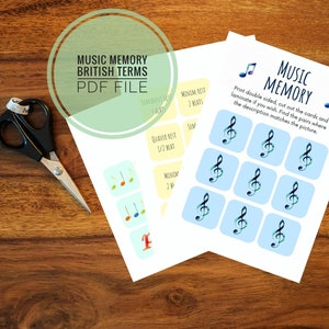 Può includere: Un gioco di memoria musicale stampabile con uno sfondo blu e simboli di chiave di violino. Le istruzioni del gioco sono stampate sulla carta: "Stampa fronte-retro, ritaglia le carte e plastifica se lo desideri. Trova le coppie in cui la descrizione corrisponde all'immagine."