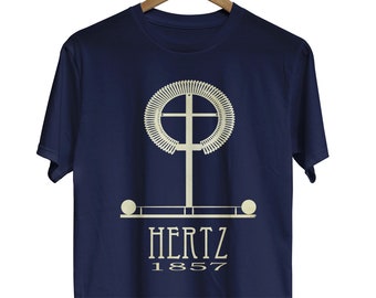 Può includere: Una t-shirt blu navy con una grafica bianca di una croce stilizzata con un cerchio intorno. La grafica include anche due piccoli cerchi su entrambi i lati di una linea orizzontale. Il testo "HERTZ 1857" è stampato sotto la grafica.