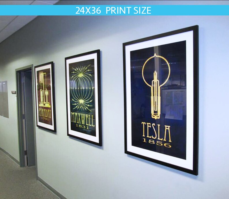 Op de afbeelding: Drie ingelijste posters op een lichtblauwe muur. De posters tonen illustraties van wetenschappers met hun namen en geboortejaren. De posters zijn in zwarte lijsten met witte passe-partouts. De posters zijn getiteld "Faraday 1791", "Maxwell 1831" en "Tesla 1856".