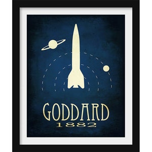 Könnte beinhalten: Ein blaues und weißes Poster mit einer Rakete, Planeten und dem Text "GODDARD 1882".