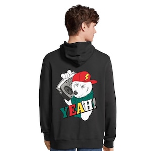 Könnte beinhalten: Schwarzer Kapuzenpullover mit einem Cartoon-Eisbären, der eine rote Kappe trägt und einen Ghettoblaster hält. Darunter steht in bunten Buchstaben das Wort "YEAH!".