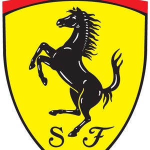 Puede incluir: El logotipo de Ferrari, un caballo negro encabritado sobre un escudo amarillo, está enmarcado por una franja roja y verde en la parte superior. Las letras "S" y "F" están en la parte inferior del escudo.