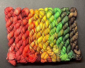 Feuilles d'automne - 200 g, mini-écheveaux de laine à chaussettes dégradés teints à la main 4 fils 75/25 superwash Laine mérinos, nylon, laine zébrée dégradé rouge vert