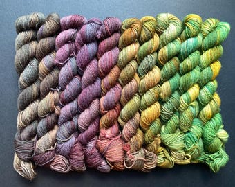 Lush Lands - Juego de mini madejas de 200 g de hilo para calcetines teñido a mano en degradado, 4 capas, 75/25 superlavado, lana BFL, nailon, azul, verde y marrón