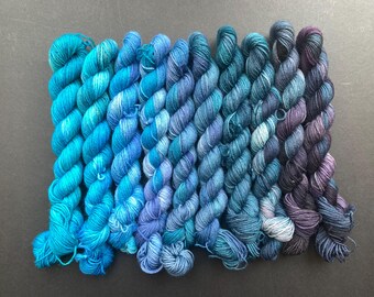 Underwater Cave - Juego de mini madejas de 200 g de hilo para calcetines teñido a mano con degradado, 4 capas, 75/25, lana BFL superlavada y nailon, turquesa, azul, verde azulado y negro