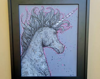 Könnte beinhalten: Gerahmte Illustration eines Einhorns. Das Einhorn ist grau mit floralen Mustern und einer rosa Umrandung. Der Hintergrund ist grau mit rosa Sprenkeln. Das Kunstwerk befindet sich in einem schwarzen Rahmen.