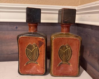 Dos botellas de licor vintage italianas envueltas en cuero con forma de pez, coleccionables de los años 70, con tapa de rosca.