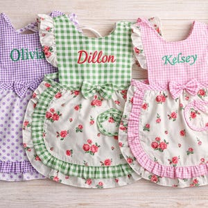 Delantal para niños pequeños, delantal de cocina, delantal para juegos de imitación, delantal personalizado, regalo para niños, delantal para niños, delantal para niños pequeños con bordado personalizado, borde de encaje con bolsillos