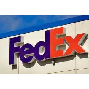 Könnte beinhalten: Ein großes, weißes Gebäude mit einem FedEx-Schild. Das Schild besteht aus dreidimensionalen Buchstaben, wobei "Fed" in Lila und "Ex" in Rot gehalten ist.