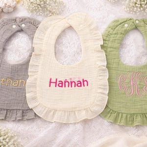名入れベビービブ｜刺繍入りベビービブ｜モノグラム入りベビービブ｜カスタムベビービブ｜女の子へのギフト｜ベビーシャワーギフト｜フリル付きビブ 画像 1