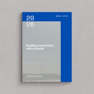 Könnte beinhalten: Ein rechteckiger Jahresbericht mit einem blau-hellgrauen Einband. Der Text 20 26 erscheint in Weiß oben links. Die Wörter Annual Report, Building momentum with purpose. und [COMPANY NAME / LOGO] sind auf dem Einband aufgedruckt.