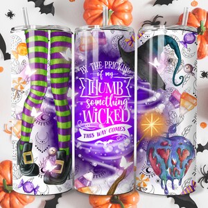 Puede incluir: Tres vasos de acero inoxidable con diferentes dise&ntilde;os de tem&aacute;tica de Halloween. El primer vaso presenta una bruja con medias rayadas verdes y moradas y botas negras. El segundo vaso tiene un fondo morado con un dise&ntilde;o de remolino y el texto "By the pricking of my thumb, something wicked this way comes". El tercer vaso presenta un gato negro con un sombrero de bruja y una manzana roja que gotea.