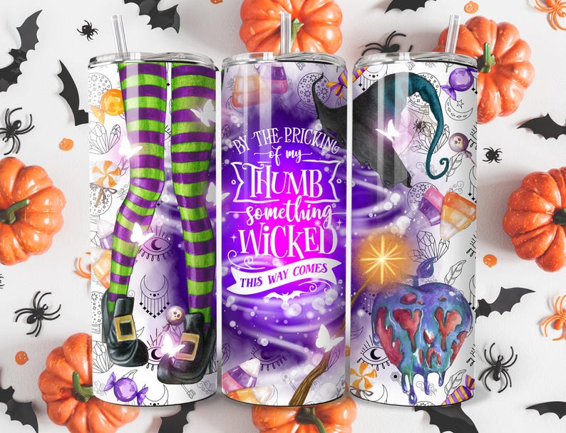 Puede incluir: Tres vasos de acero inoxidable con diferentes dise&ntilde;os de tem&aacute;tica de Halloween. El primer vaso presenta una bruja con medias rayadas verdes y moradas y botas negras. El segundo vaso tiene un fondo morado con un dise&ntilde;o de remolino y el texto "By the pricking of my thumb, something wicked this way comes". El tercer vaso presenta un gato negro con un sombrero de bruja y una manzana roja que gotea.