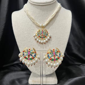 Navratan / multicolor jadau pendant set with pearl mala. Hyderabadi jadau / punjabi jadau. Pakistani style traditional pendant and tops.