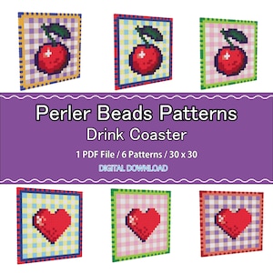 Peut inclure: Ensemble de dessous de verre Perler Beads avec des motifs de cerises et de cœurs. Les dessous de verre sont carrés, avec un fond à carreaux et une bordure colorée. Le texte "Perler Beads Patterns Drink Coaster" est affiché.