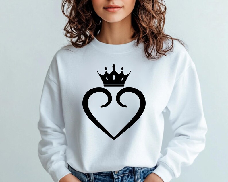 Pu&ograve; includere: Felpa bianca con un design a forma di cuore nero e una corona sopra il cuore.