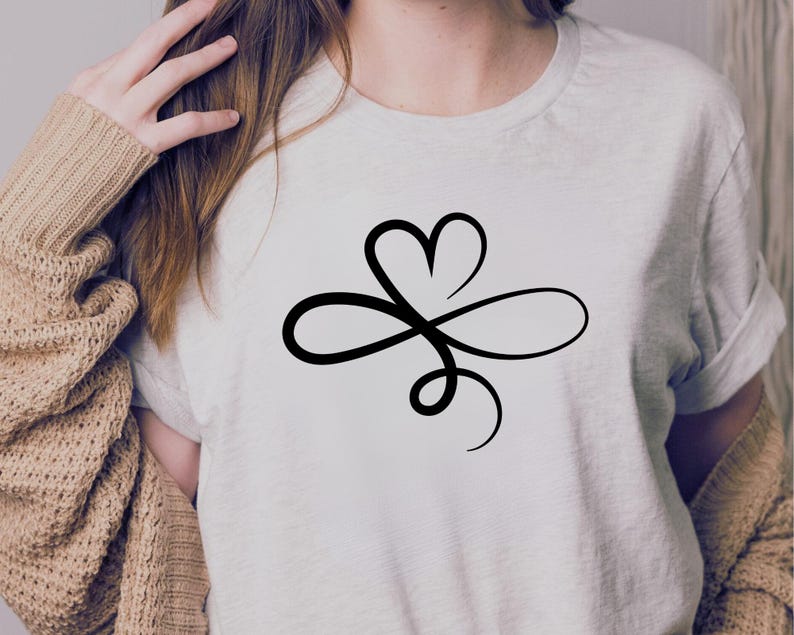 Pu&ograve; includere: Una maglietta bianca con un design a forma di infinito nero che incorpora una forma di cuore.