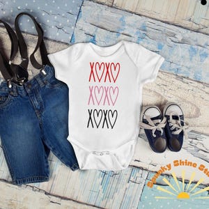 XOXO, Valentinstag PNG + SVG, Liebe ist Liebe, Valentinstag Shirt, für Cricut, Sublimationsdesigns, digitale Downloads|3 Dateien