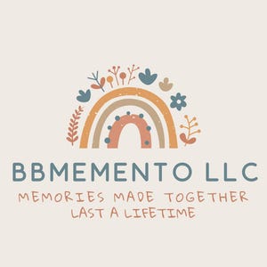K&ouml;nnte beinhalten: Logo f&uuml;r BBMEMENTO LLC mit einem Regenbogen-Design und floralen Akzenten in Orange-, Braun- und Blaut&ouml;nen. Der Text lautet "BBMEMENTO LLC" &uuml;ber "MEMORIES MADE TOGETHER LAST A LIFETIME" in einer handschriftlichen Schriftart.