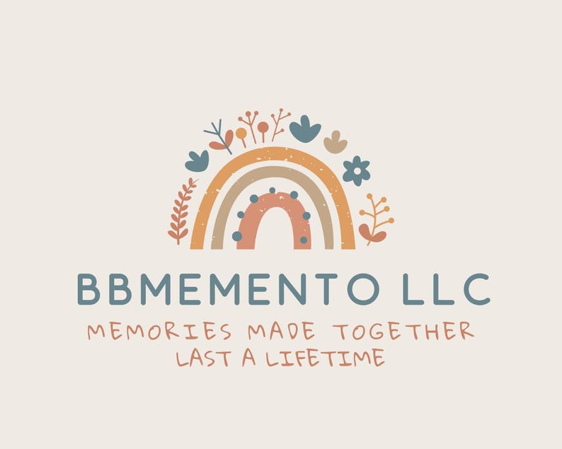 K&ouml;nnte beinhalten: Logo f&uuml;r BBMEMENTO LLC mit einem Regenbogen-Design und floralen Akzenten in Orange-, Braun- und Blaut&ouml;nen. Der Text lautet "BBMEMENTO LLC" &uuml;ber "MEMORIES MADE TOGETHER LAST A LIFETIME" in einer handschriftlichen Schriftart.
