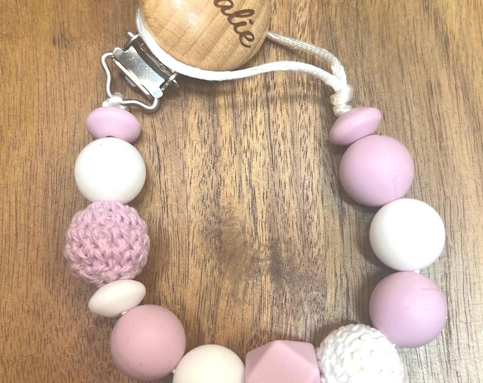 Personalized Pacifier Clip baby pink with crochet beads, baby shower gift, mom to be