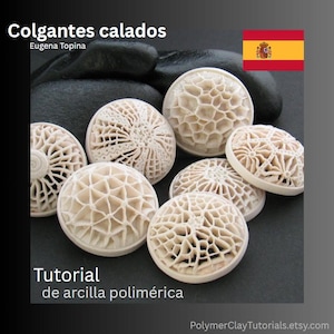 May include: A selection of off-white polymer clay pendants with detailed, openwork patterns. The pendants are displayed on a dark background. The image includes Spanish text: "Colgantes calados" and "Tutorial de arcilla polimérica".