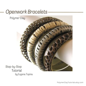 Könnte beinhalten: Vier Polymer Clay-Armbänder, die übereinander gestapelt sind. Die Armbänder haben alle unterschiedliche Designs, eines mit einem strukturierten Muster, eines mit einem geometrischen Muster, eines mit einer glatten Oberfläche und eines mit einem strukturierten Muster. Die Armbänder sind alle in Braun- und Beigetönen gehalten.