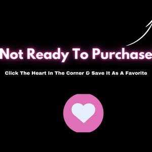 Puede incluir: Un icono de coraz&oacute;n rosa con un coraz&oacute;n blanco en su interior, sobre un fondo negro. El texto "Not Ready To Purchase?" est&aacute; por encima del icono del coraz&oacute;n, y el texto "Click The Heart In The Corner & Save It As A Favorite" est&aacute; por debajo del icono del coraz&oacute;n.
