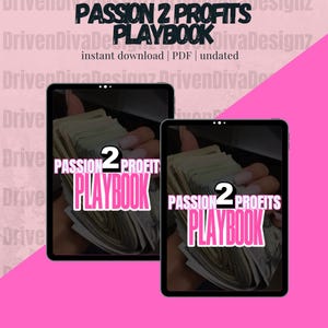 Puede incluir: Dos tabletas digitales que muestran el texto "PASSION 2 PROFITS PLAYBOOK" en rosa y blanco. Las tabletas muestran una pila de dinero. El fondo es rosa con el texto "Driven DivaDesignz".