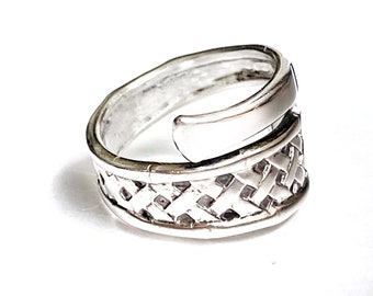 Vintage sterling silver spoon ring. Tradewinds, woven, trellis pattern. International silver.
