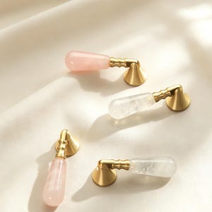 Kristall-Schrankknauf, eleganter Rosenquarz-Schmuck, Messing-Basisknopf, minimalistisches Wohnmöbel-Accessoire, stilvolles Geschenk für den Freund