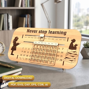Puede incluir: Calendario de escritorio de madera con el texto "Never stop learning". El calendario presenta una visualización mensual de la fecha e ilustraciones de una persona leyendo. El calendario es de madera clara y tiene un soporte.