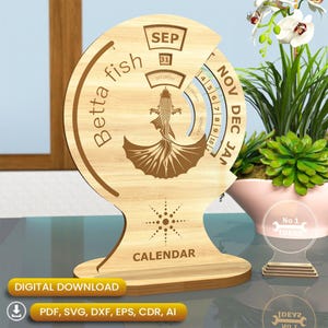 Puede incluir: Calendario de madera de pez Betta con un diseño decorativo de pez. El calendario muestra el mes de septiembre e incluye los días de la semana. La base del calendario dice "CALENDAR" y también se ven las palabras "DESCARGA DIGITAL".