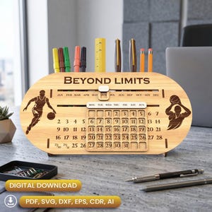 Op de afbeelding: Houten bureau-organizer met een basketbalthema. Het heeft een kalender, penhouders en de tekst "BEYOND LIMITS". Het ontwerp bevat silhouetten van basketballers en een digitale downloadoptie.