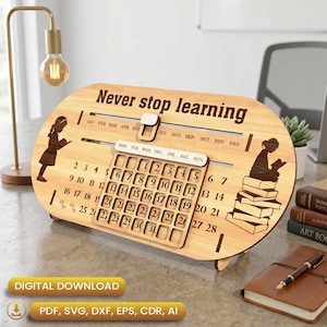 Puede incluir: Calendario de escritorio de madera con el texto «Never stop learning». El calendario presenta una cuadrícula mensual, ilustraciones de una persona leyendo y las palabras «Descarga digital» y opciones de tipo de archivo.