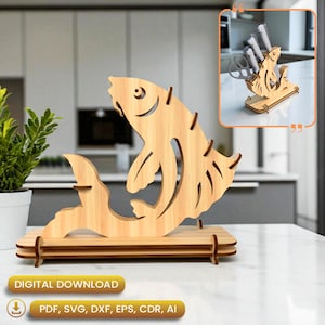 Puede incluir: Soporte para cuchillos de madera con forma de pez y otro más pequeño a juego. El diseño del pez presenta aletas y cola. La base es rectangular y está hecha de madera clara. Se muestran las palabras "DESCARGA DIGITAL" y opciones de tipo de archivo.