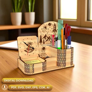 Puede incluir: Organizador de escritorio de madera con reloj, portalápices y compartimento para notas adhesivas. El organizador presenta un diseño de astronauta y cohete. El reloj muestra una escena de palmeras. El texto "MY SPACE" es visible. El texto "DESCARGA DIGITAL" es visible.