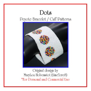 Könnte beinhalten: Ein weißes Peyote-Armband mit bunten Punkten. Das Armband liegt auf einer schwarzen Oberfläche. "Dots Peyote Bracelet/Cuff Patterns Original design by MaryLou Holvenstot (time2cres) *For Personal and Commercial Use"