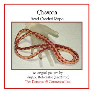 Pode incluir: Um close-up de uma corda de crochê de contas em chevron vermelho e amarelo. A corda está sobre uma superfície branca em forma de mão. O texto "Chevron Bead Crochet Rope" está na parte superior da imagem. O texto "An original pattern by MaryLou Holvenstot (timc2crc8) *For Personal & Commercial Use" está na parte inferior da imagem.