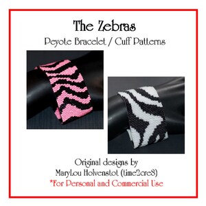 Pode incluir: A imagem apresenta duas pulseiras de contas com padrões de listras de zebra. Uma pulseira tem listras pretas e rosa, a outra em preto e branco. O texto diz "The Zebras Peyote Bracelet / Cuff Patterns".