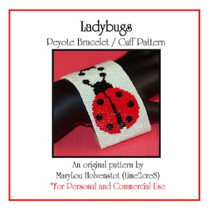 Peut inclure: Un bracelet blanc en perles avec un motif de coccinelle rouge et noire. Le bracelet est réalisé en point de peyote et est de style manchette. Le texte "Ladybugs Peyote Bracelet/ Cuff Pattern" est en haut de l'image. Le texte "An original pattern by MaryLou Holvenstot (time2cre8) *For Personal and Commercial Use" est en bas de l'image.