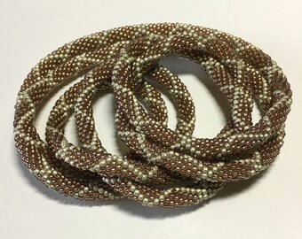 Kreuzung der Wüste / Perle häkeln Halskette / glänzenden Kupfer Matt blass Gold / geometrische Diamanten /Infinity Wickelkette / Samenkorn Schmuck