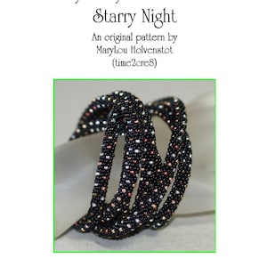 Könnte beinhalten: Nahaufnahme eines Perlenarmbands mit einem Sternenhimmel-Design. Das Armband ist aus schwarzen Perlen und silbernen, goldenen und kupfernen Perlen gefertigt. Das Armband ist für den persönlichen und gewerblichen Gebrauch bestimmt.