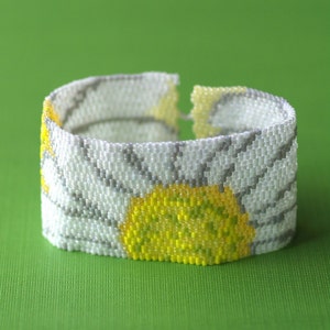 Shasta Daisies / Beadwoven Peyote Bracelet Cuff / Summer Spring Flowers Design / Floral Beading / Yellow & White Beads / Plant Lover Gift image 2