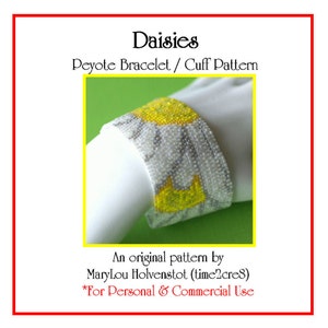 Pode incluir: Um bracelete de contas com um padrão de margarida em branco, amarelo e cinza. O bracelete é feito com ponto de peyote e é do estilo bracelete. O texto "Daisies Peyote Bracelet/Cuff Pattern" está na parte superior da imagem. O texto "An original pattern by MaryLou Holvenstot (time2cre8) *For Personal & Commercial Use" está na parte inferior da imagem.