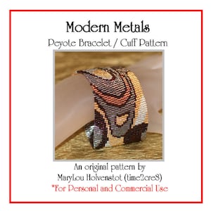 Puede incluir: Un brazalete de cuentas con un patrón de punto de peyote en tonos marrones, dorados y plateados. El brazalete está en un brazo de maniquí. El texto "Modern Metals Peyote Bracelet / Cuff Pattern" está en la parte superior de la imagen. El texto "An original pattern by MaryLou Holvenstot (time2cre8) *For Personal and Commercial Use" está en la parte inferior de la imagen.