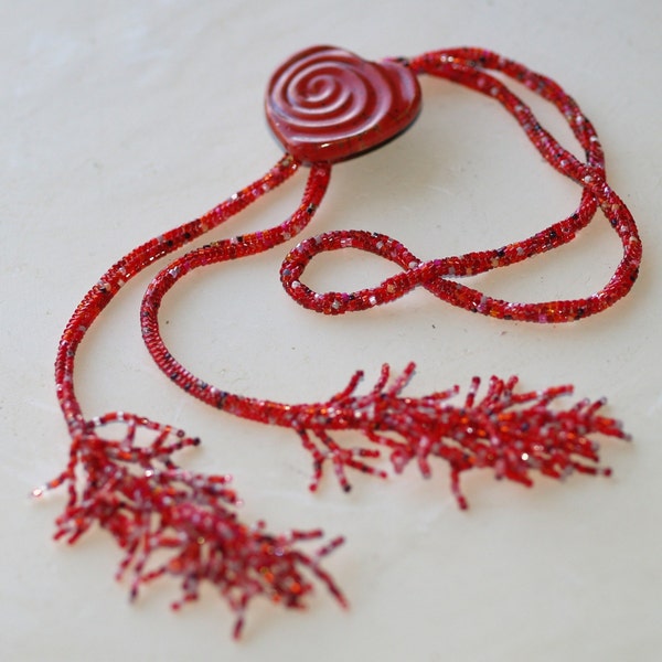 Coeur sur une chaîne / Long bordées de lasso avec bouton en Raku focale / cadeau pour femme-rouge, écarlate, écarlate, Rose, pomme / main OOAK bijoux