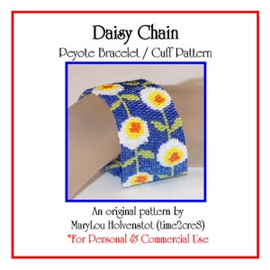 Pode incluir: Um bracelete azul e branco com contas com um padrão de margarida. O bracelete é feito com ponto peyote e é do estilo bracelete. O texto "Daisy Chain Peyote Bracelet/Cuff Pattern" está na parte superior da imagem. O texto "An original pattern by MaryLou Holvenstot (time2cre8) *For Personal & Commercial Use" está na parte inferior da imagem.